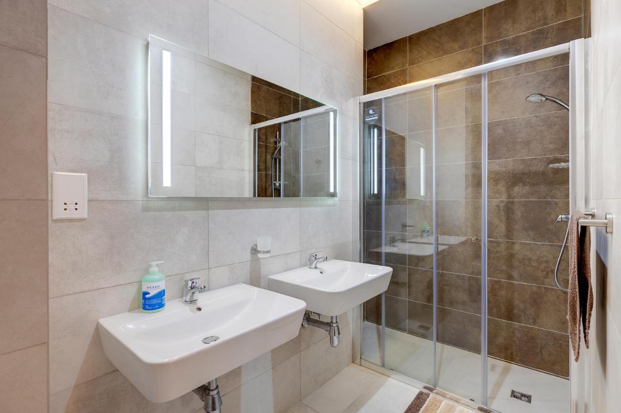 Luxe Apartment With Valletta And Harbour Views Sliema Bagian luar foto
