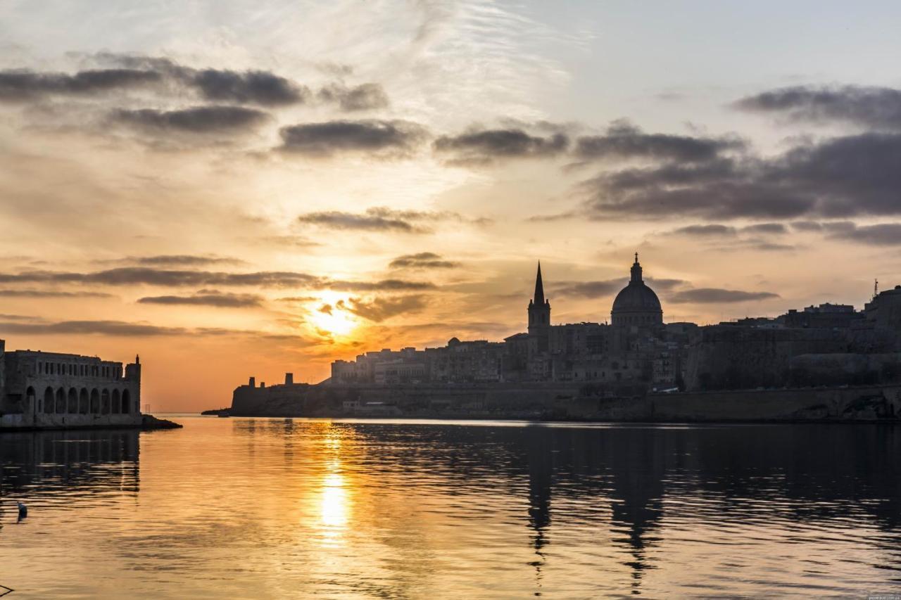 Luxe Apartment With Valletta And Harbour Views Sliema Bagian luar foto