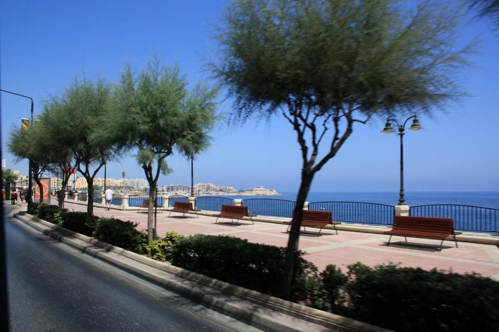 Luxe Apartment With Valletta And Harbour Views Sliema Bagian luar foto
