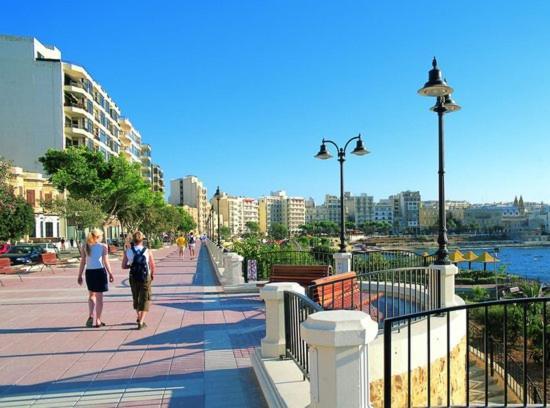 Luxe Apartment With Valletta And Harbour Views Sliema Bagian luar foto